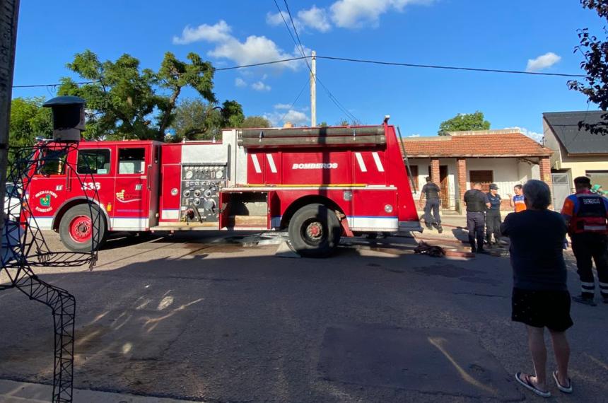 El incendio se desató esta tarde en un departamento de la calle Santiago del Estero