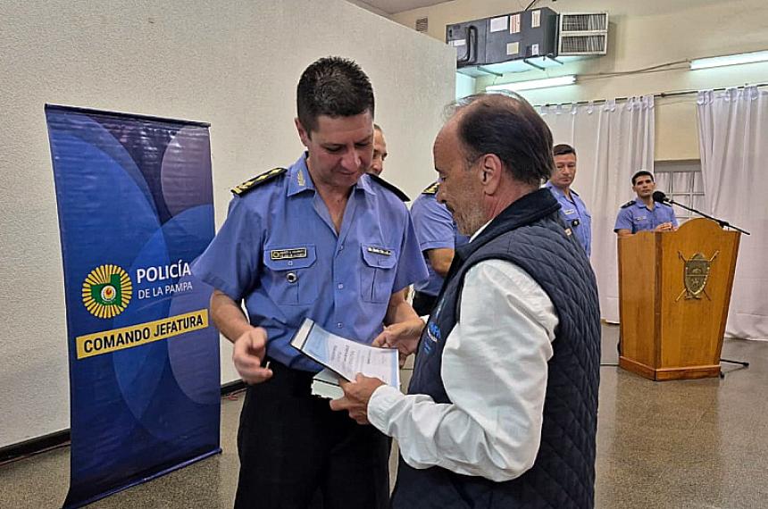 El ministro de Seguridad entrega los certificados a los nuevos mandos de la Policía provincial