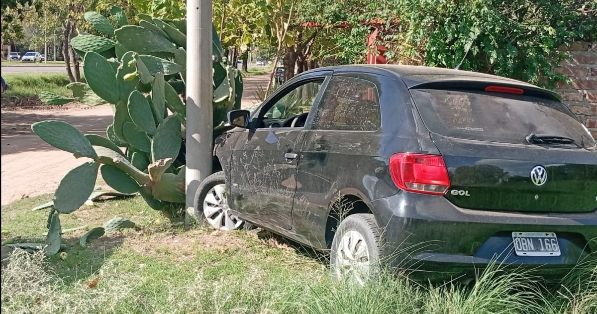 Por milagroy gracias a una columna el auto no se metió en una casa