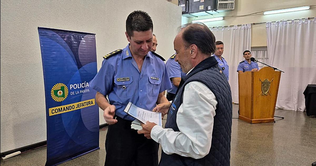 El ministro de Seguridad entrega los certificados a los nuevos mandos de la Policía provincial