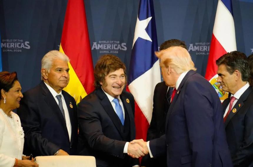 Javier Milei y Donald Trump en el saludo inaugural del Escudo de las Américas