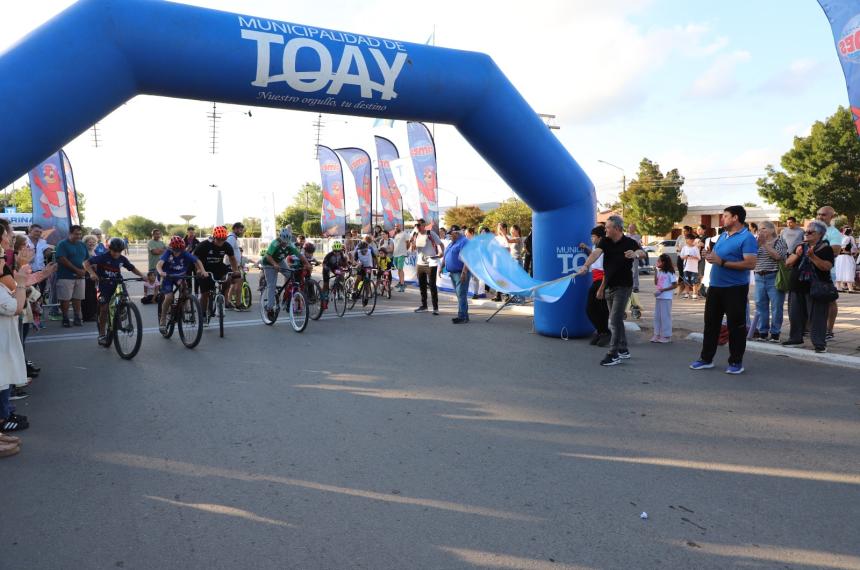 La competencia Mini Fondo aportó color a la actividad en el centro toayense (M d Toay)