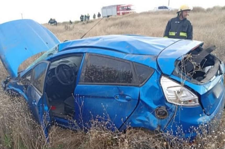 El Ford Focus que volcó en el km 88 de la ruta 35