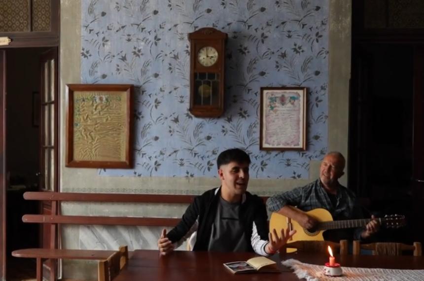 Muacutesicos pampeanos le cantan a la mujer en su diacutea