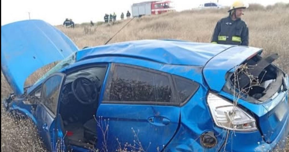 El Ford Focus que volcó en el km 88 de la ruta 35