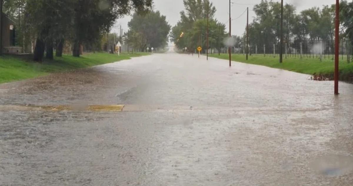 La lluvia inundó varias calles de la norteña localidad pampeana