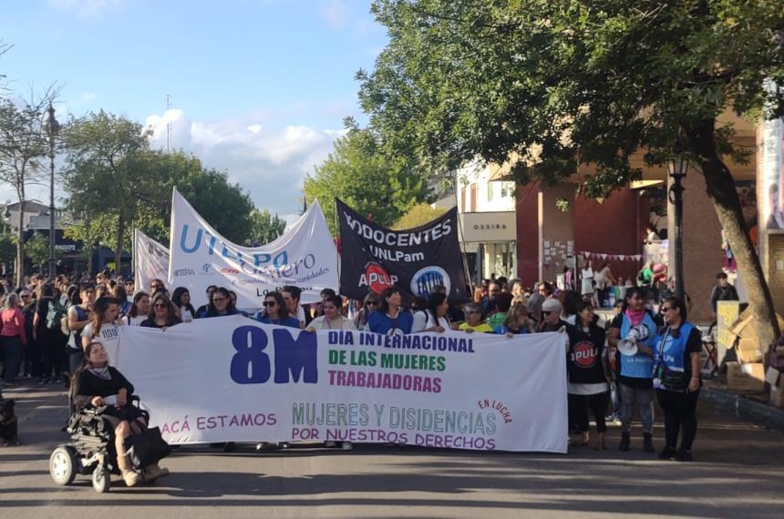 La movilización de este lunes por las calles de la capital pampeana