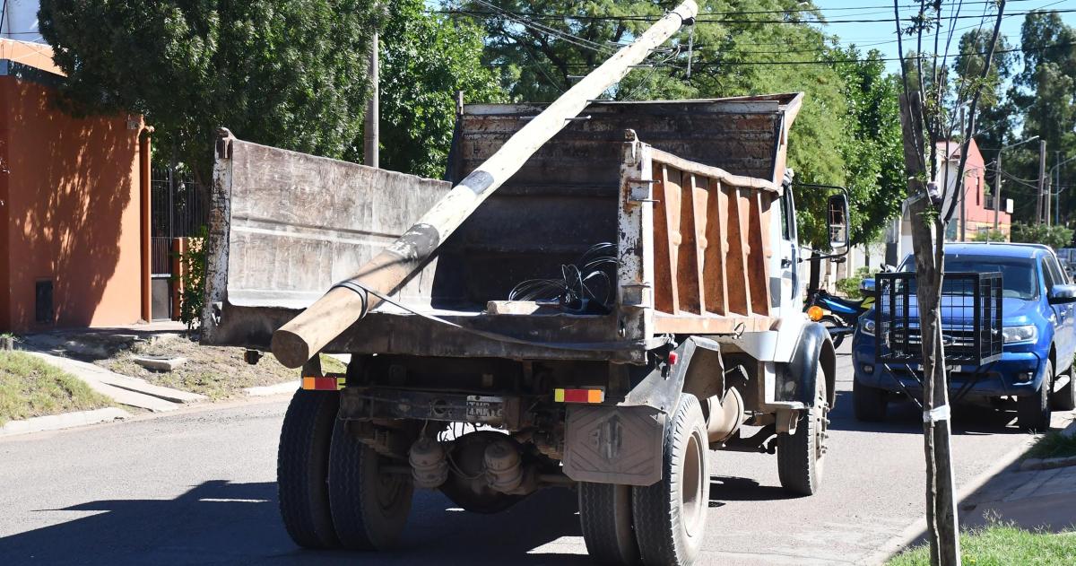 El municipio seguir� retirando postes instalados ilegamente por el Grupo Clarín