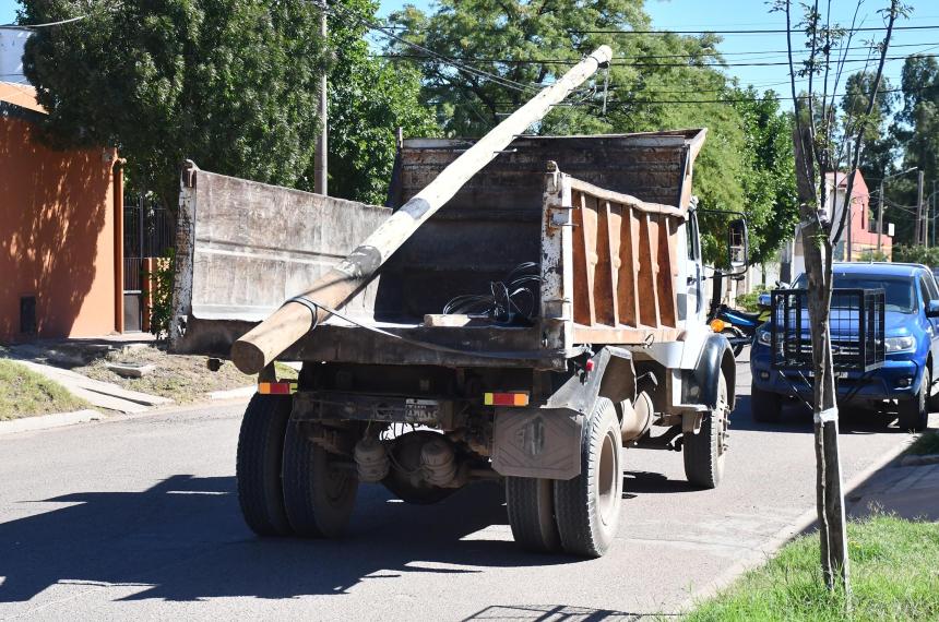 El municipio seguir� retirando postes instalados ilegamente por el Grupo Clarín