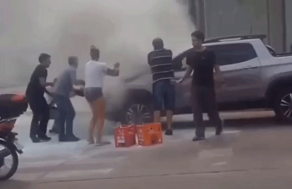 Ni matafuegos ni bomberos- dos soderos salvaron una camioneta a puros sifonazo