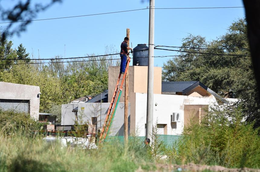 Desembarco de Clariacuten- la comuna retira 130 postes hasta fines de marzo