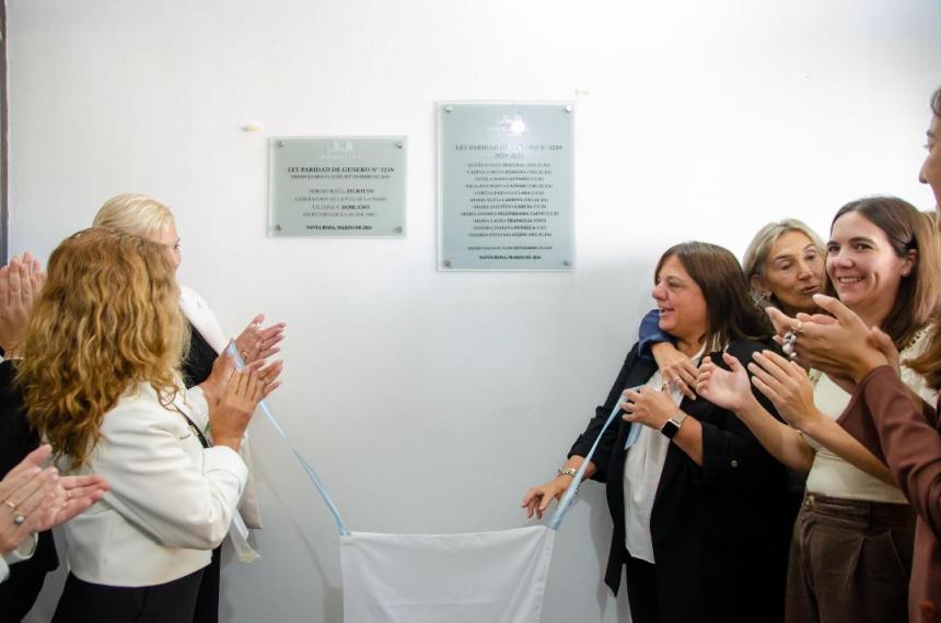 La placa que recuerda la sanción de la Ley de Paridad de Género en 2020