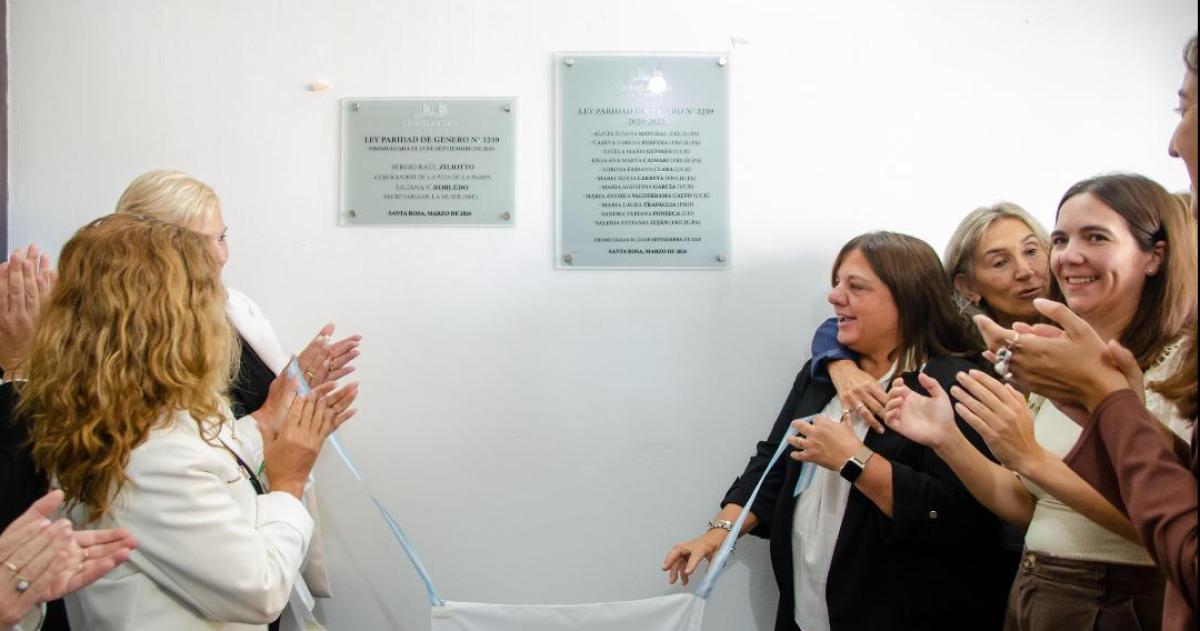 La placa que recuerda la sanción de la Ley de Paridad de Género en 2020