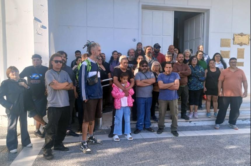 Los artesanos se reunieron frente a la Municipalidad de Santa Rosa