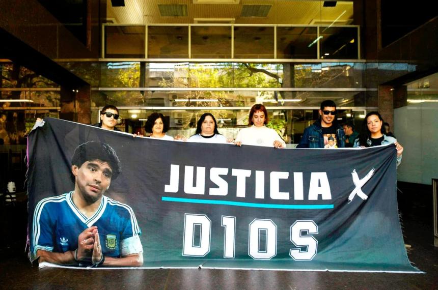 Fan�ticos piden justicia por la muerte de Maradona