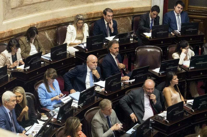 Senadores en el recinto