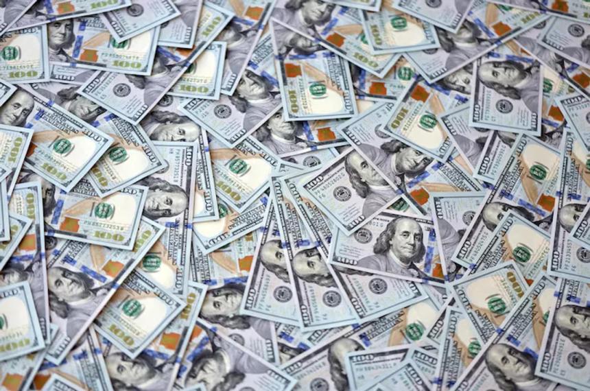 El dólar oficial y el blue cerraron igual para la venta en 1415