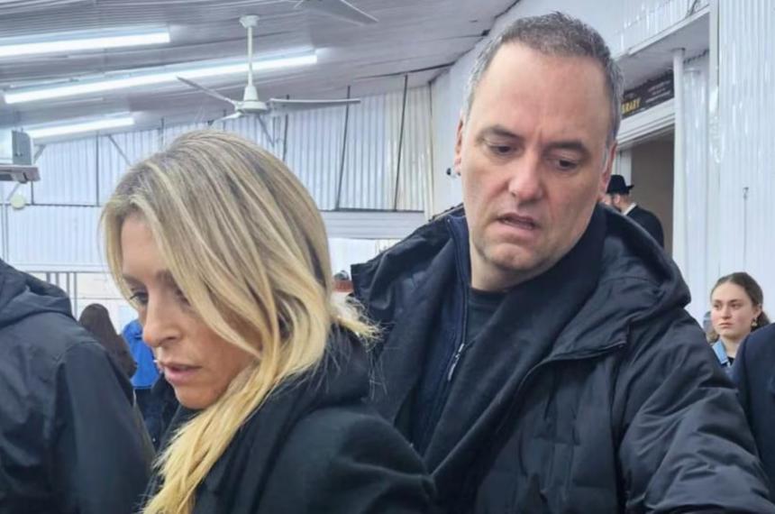 Escaacutendalo en el Congreso- la oposicioacuten quiere sentar a Manuel Adorni en el banquillo por el viaje de su esposa en el avioacuten presidencial