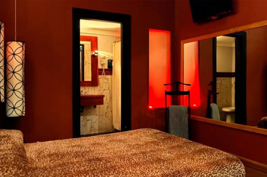 Misterio y horror en un motel de Paranaacute- un hombre murioacute con un tiro en la nuca y su pareja pelea por su vida