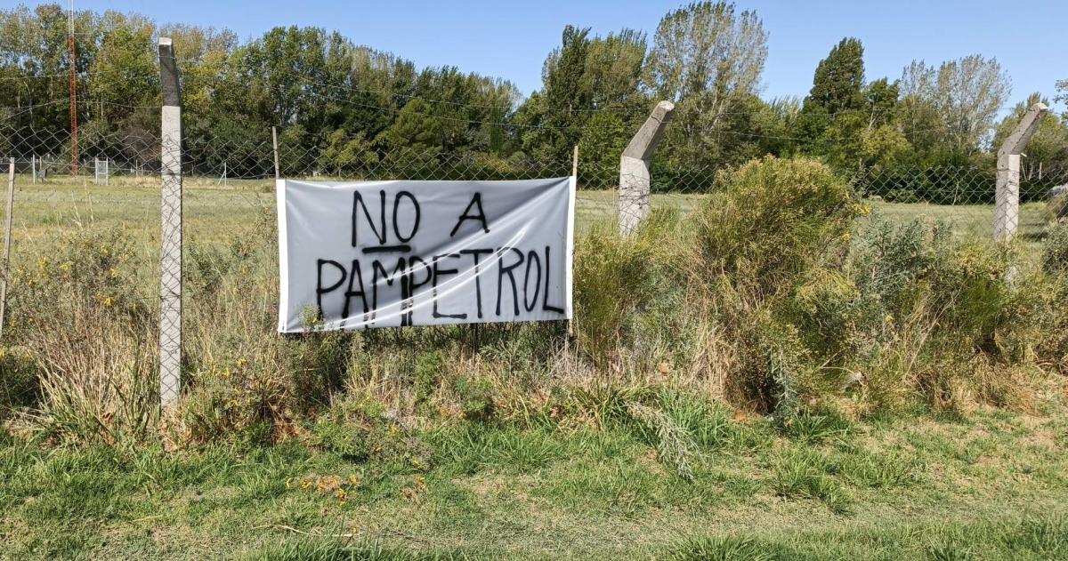 Carteles contra Pampetrol en 25 de Mayo