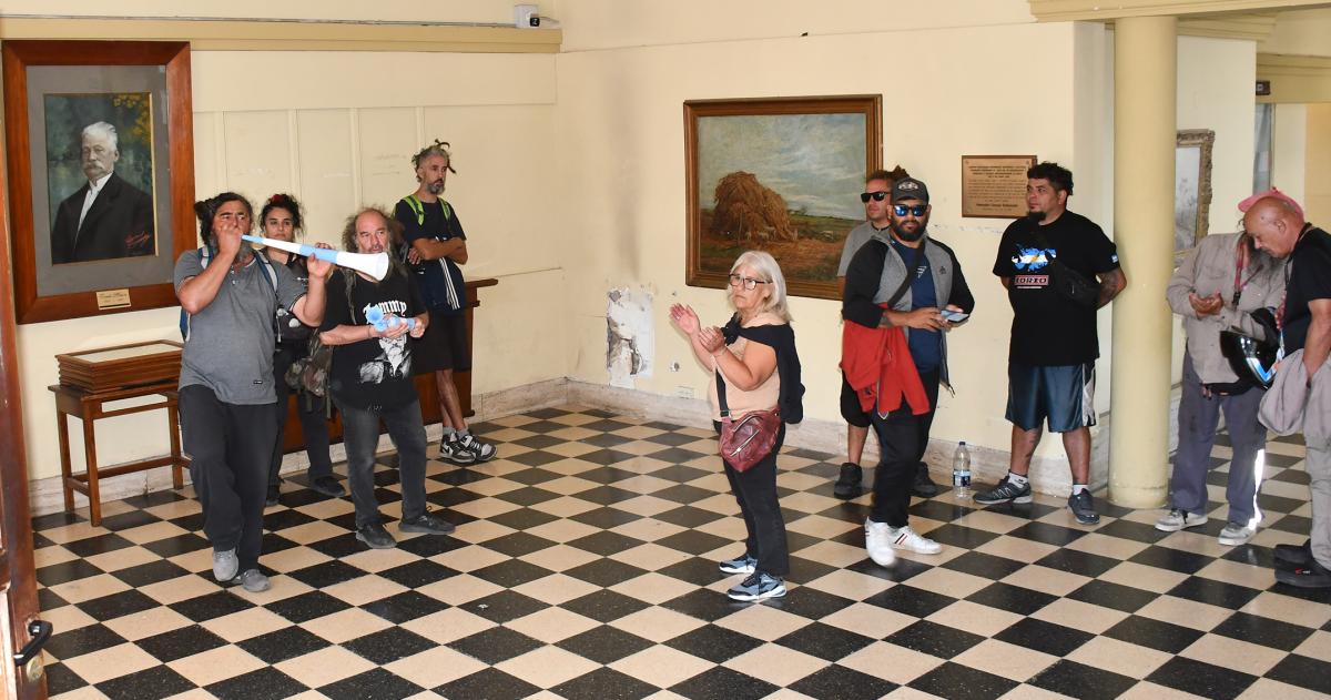 Los artesanos se reunieron frente a la Municipalidad de Santa Rosa