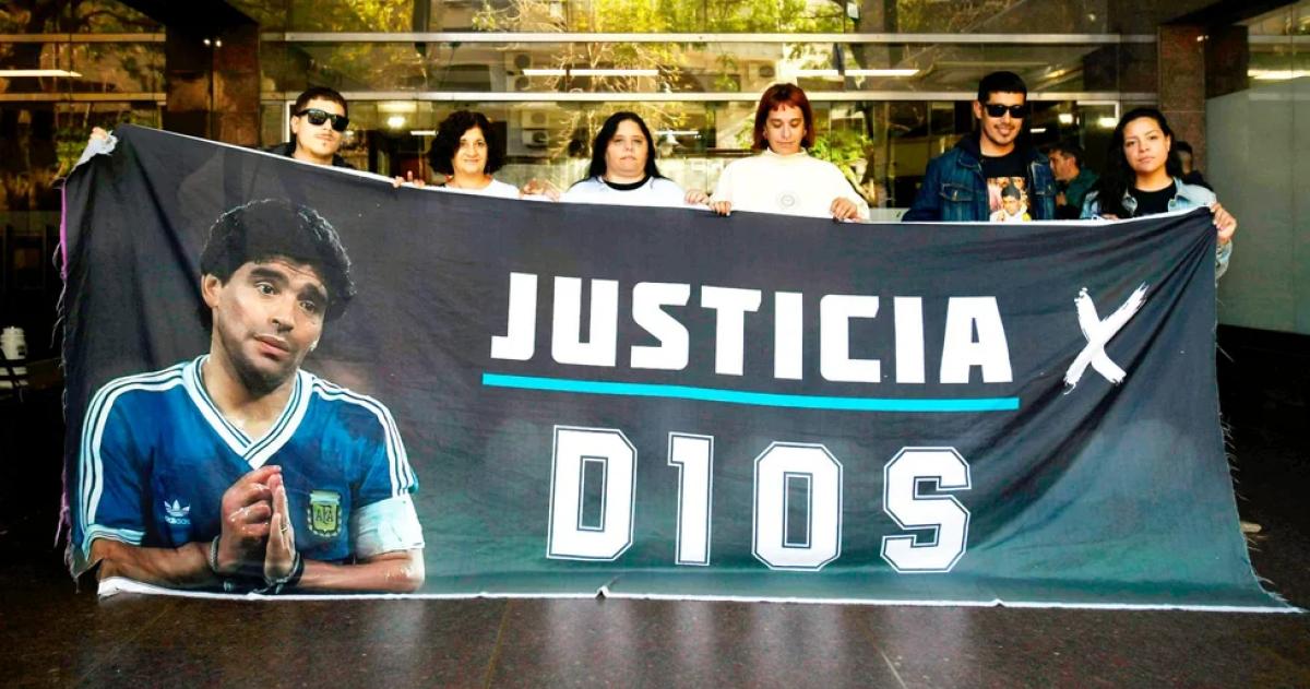 Fan�ticos piden justicia por la muerte de Maradona