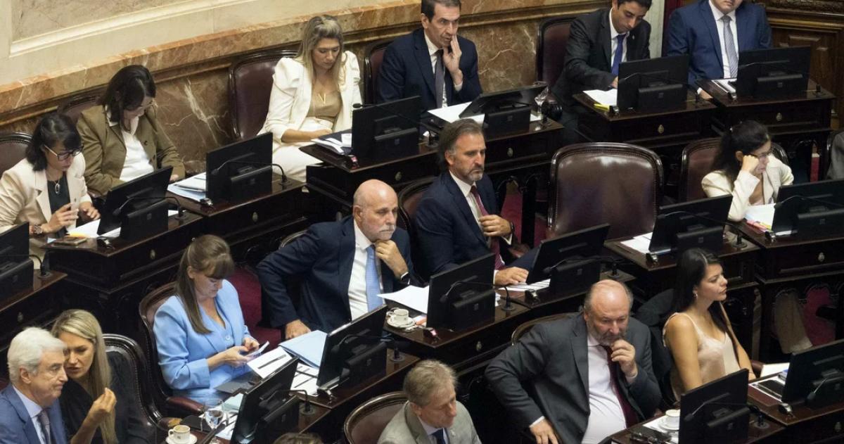 Senadores en el recinto