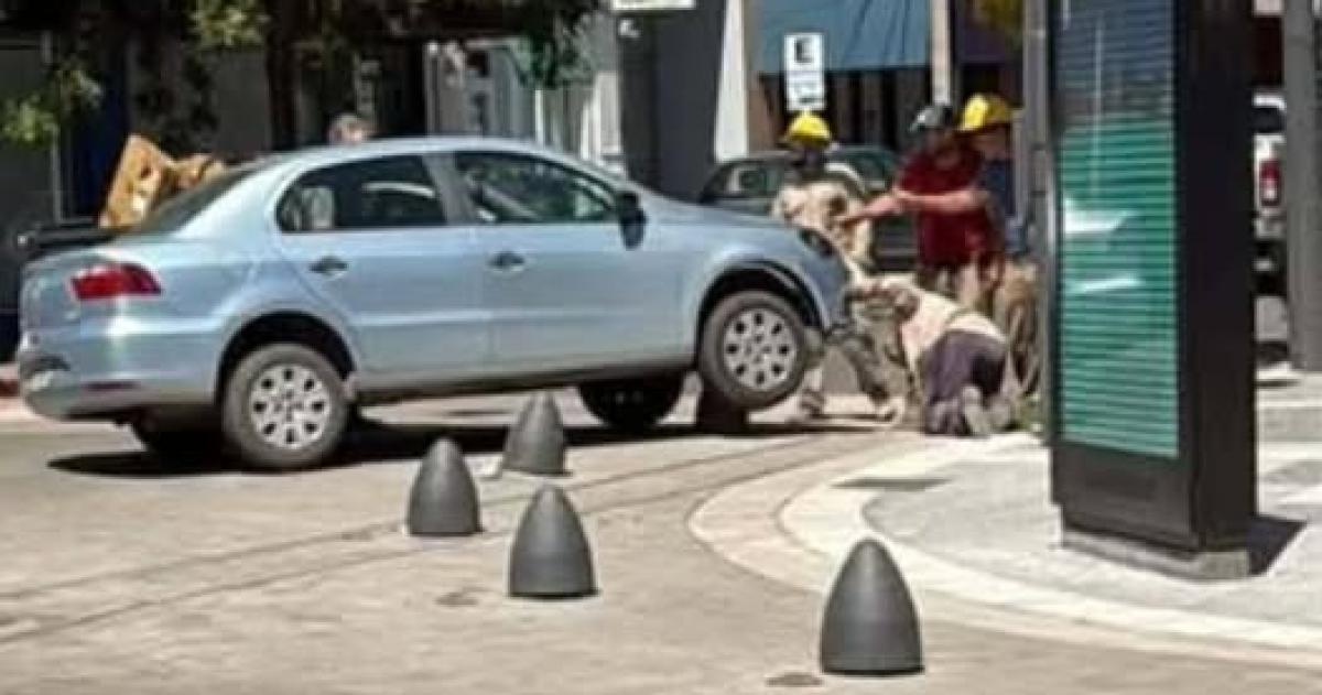 Un Fiat Siena terminó contra un bolardo en Yrigoyen y 25 de Mayo