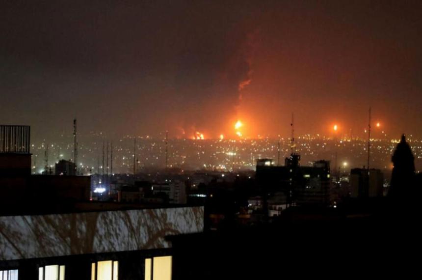 Petroacuteleo en alerta- la guerra en Medio Oriente empuja el barril por encima de los 100 doacutelares