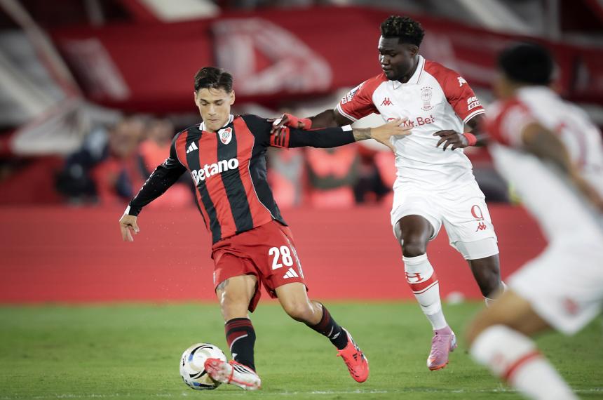 River pegoacute en los momentos justos y festejoacute