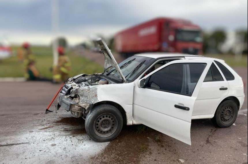 Tras la colisión en el VW Gol se produjo un principio de incendio
