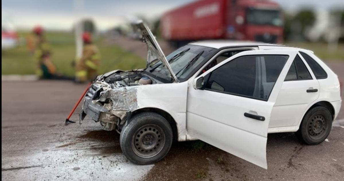 Tras la colisión en el VW Gol se produjo un principio de incendio