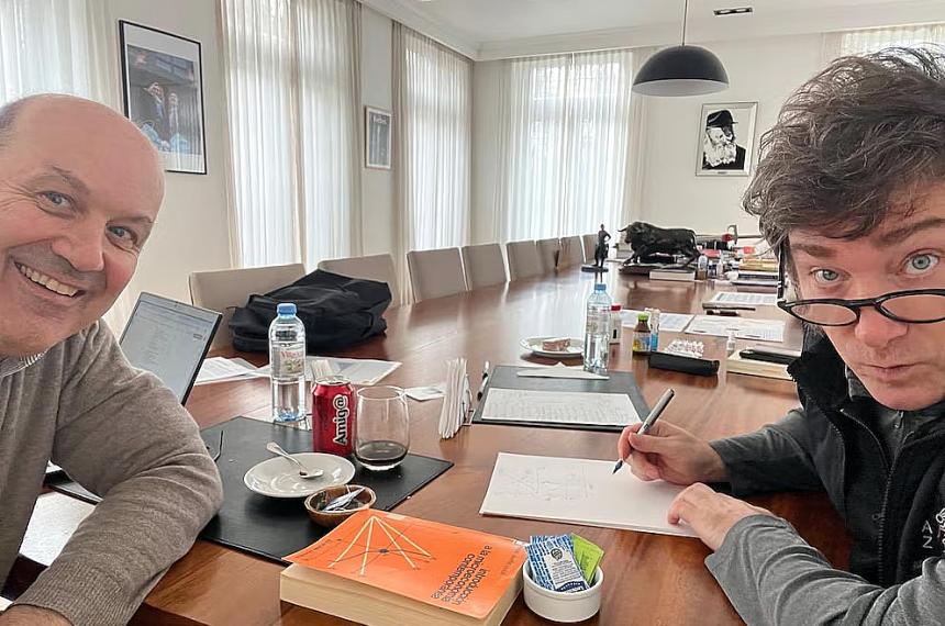 El presidente Javier Milei junto al ministro de Desregulación del Estado Federico Sturzenegger