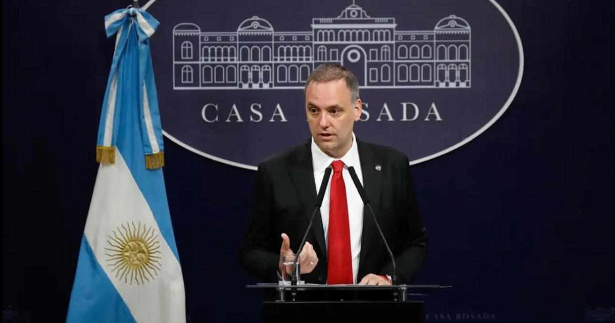 Del con la tuya no al costo marginal- el vuelo de Adorni desata cruces en La Pampa