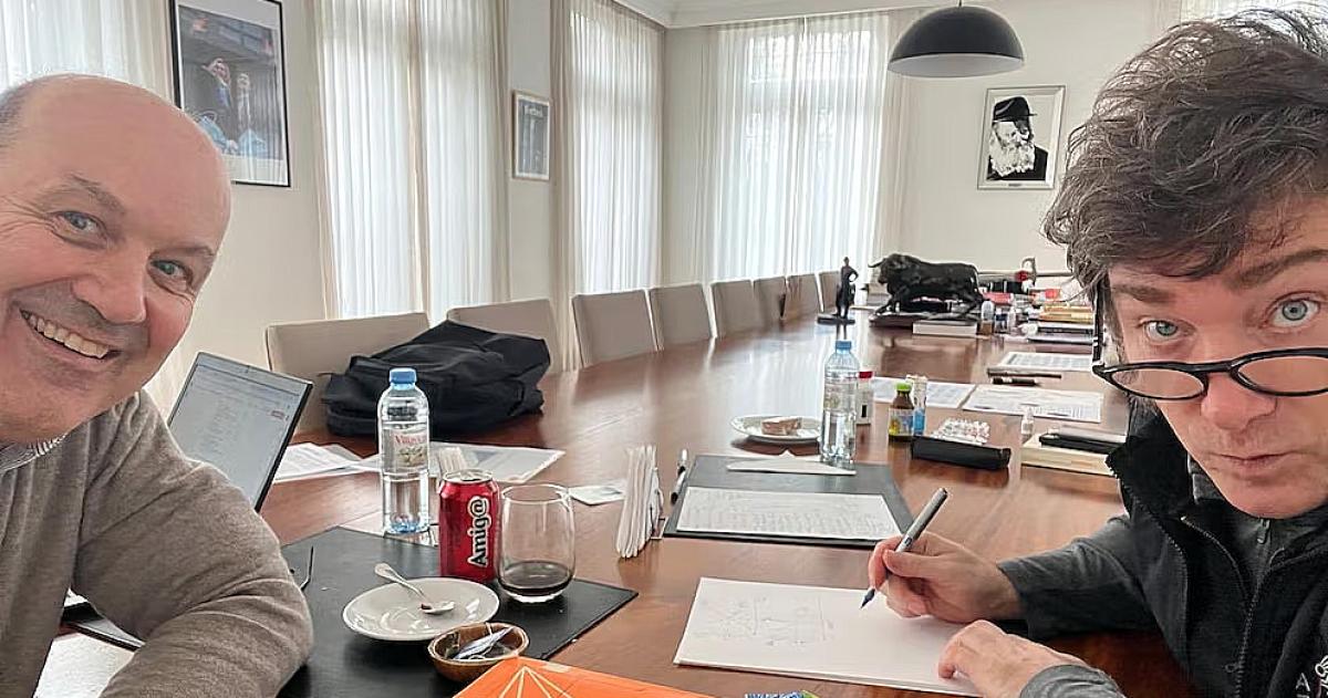 El presidente Javier Milei junto al ministro de Desregulación del Estado Federico Sturzenegger