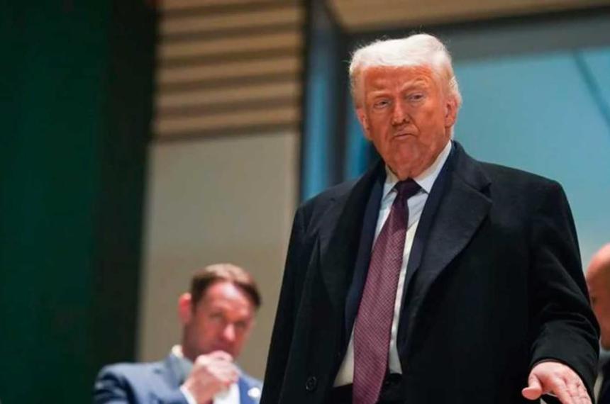 Trump agitoacute el tablero internacional- dijo que seriacutea un honor tomar Cuba