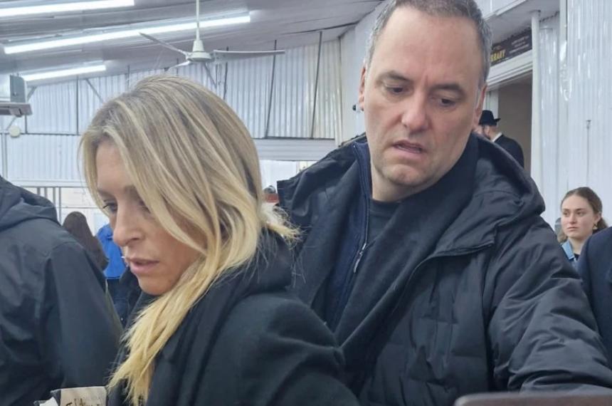 Manuel Adorni junto a su esposa Bettina Angeletti