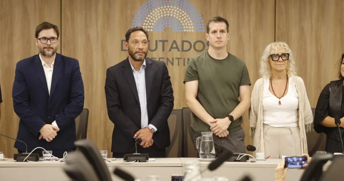 La Comisión Libra con Ferraro a la cabeza durante la conferencia de prensa