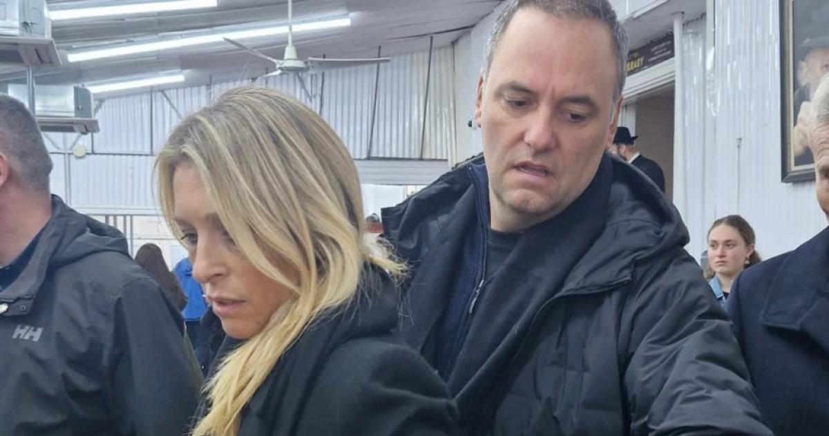 Manuel Adorni junto a su esposa Bettina Angeletti