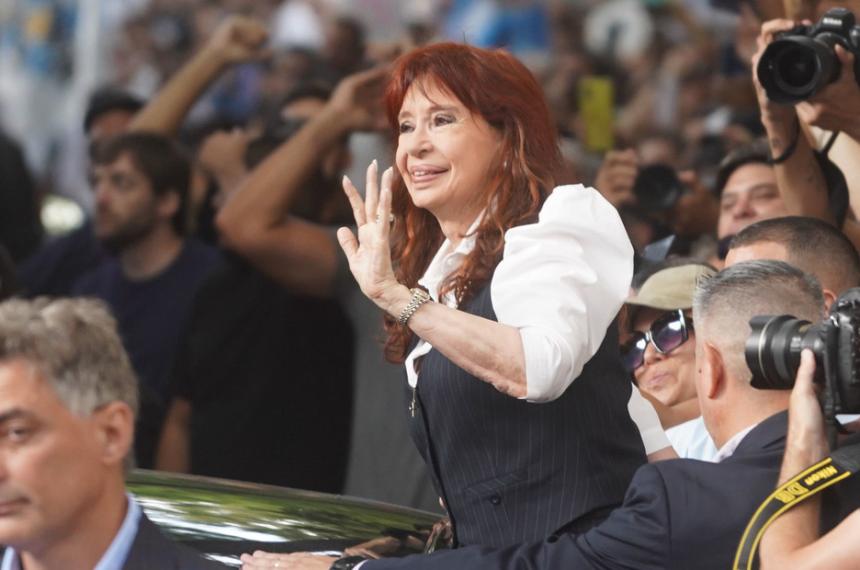 Cristina salió de su casa para ser indagada este martes por la justicia