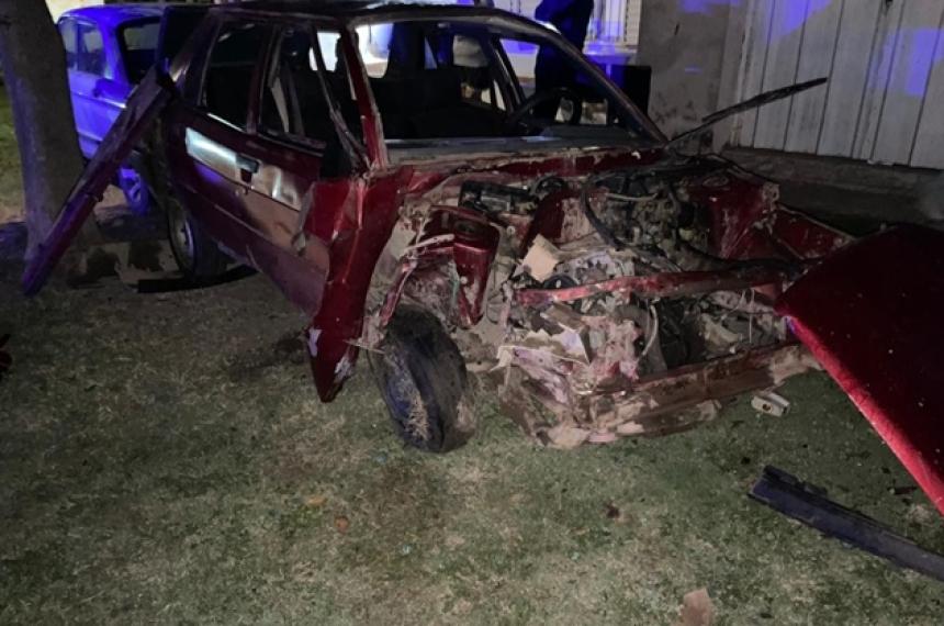 El Renault 9 sufrió serios daños tras la colisión