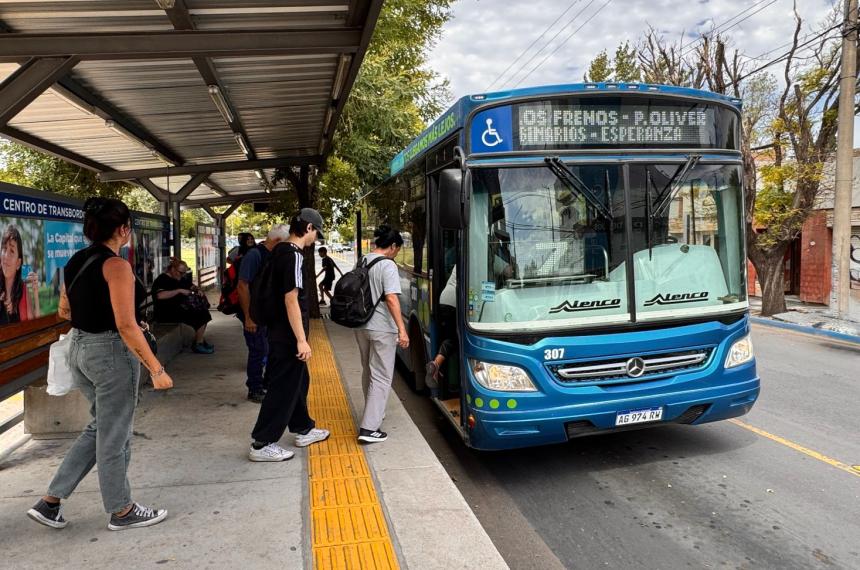 Un usuario en silla de ruedas denuncioacute que no pudo subir al colectivo por fallas en la rampa