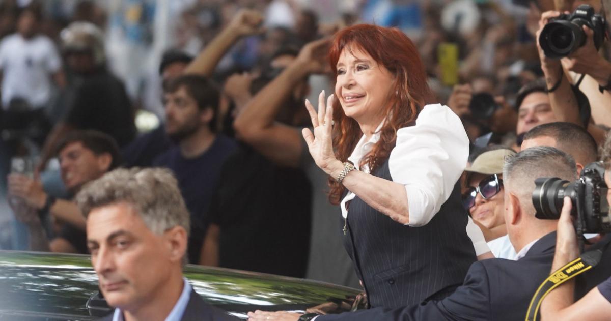 Cristina salió de su casa para ser indagada este martes por la justicia