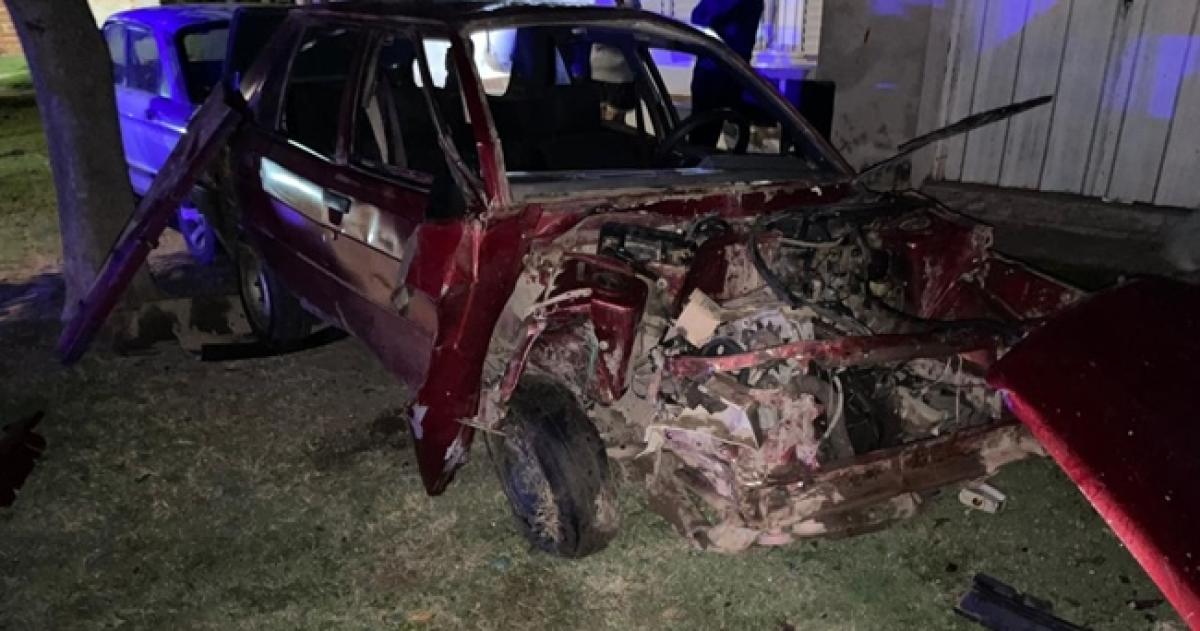 El Renault 9 sufrió serios daños tras la colisión