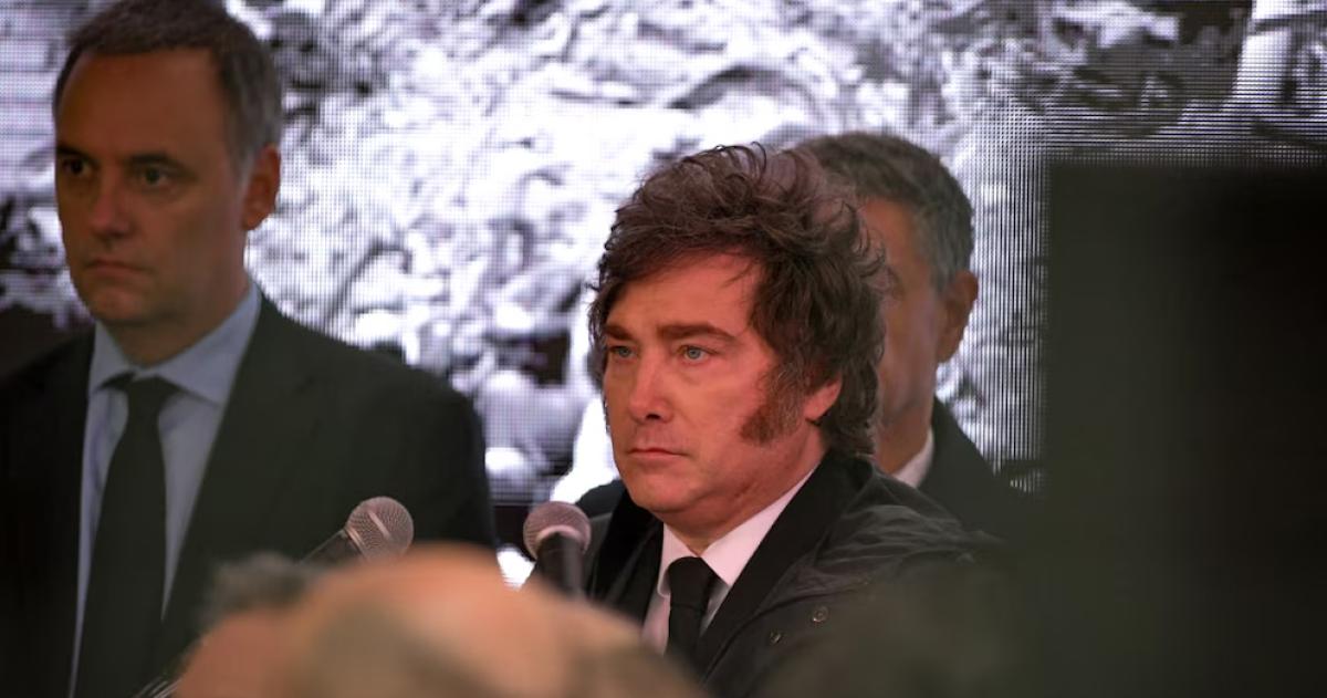 El presidente asistió al acto en conmemoración del atentado contra la Embajada de Israel