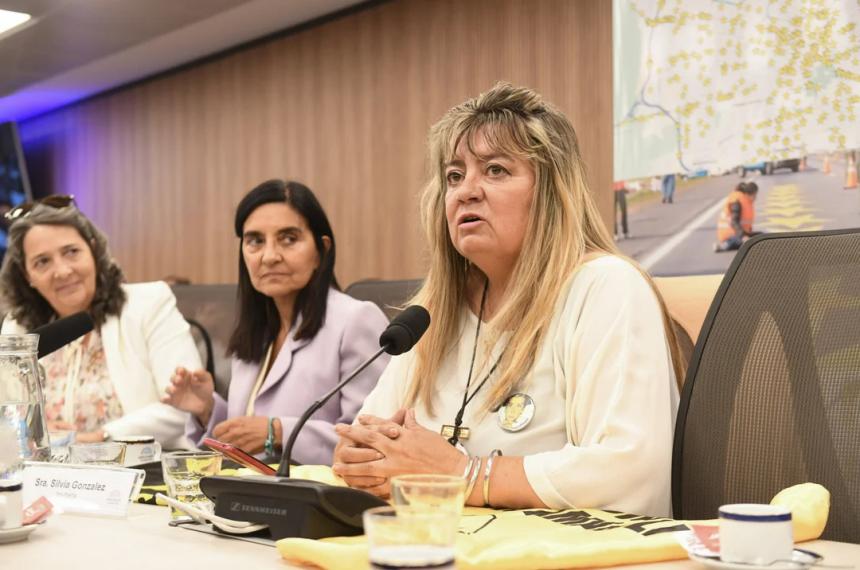 Silvia Gonz�lez (Estrellas Amarillas) Detr�s Vivian Perrone (Madres del Dolor) y María Luj�n Rey