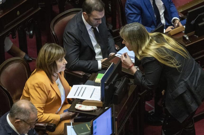 Patricia Bullrich hablando con Juliana Di Tullio