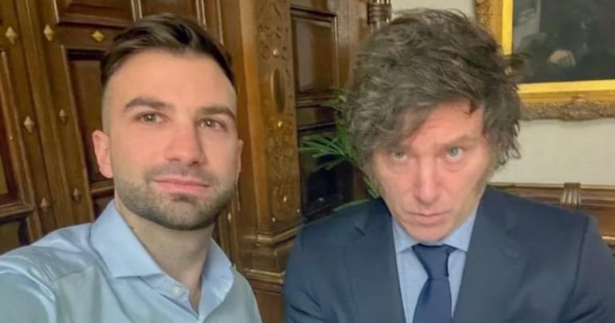 La selfie de Novelli con Milei para promocionar sus negocios