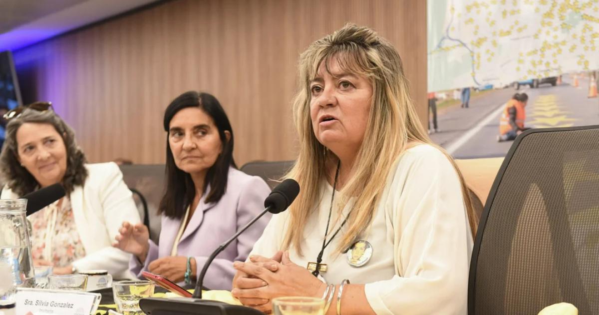 Silvia Gonz�lez (Estrellas Amarillas) Detr�s Vivian Perrone (Madres del Dolor) y María Luj�n Rey