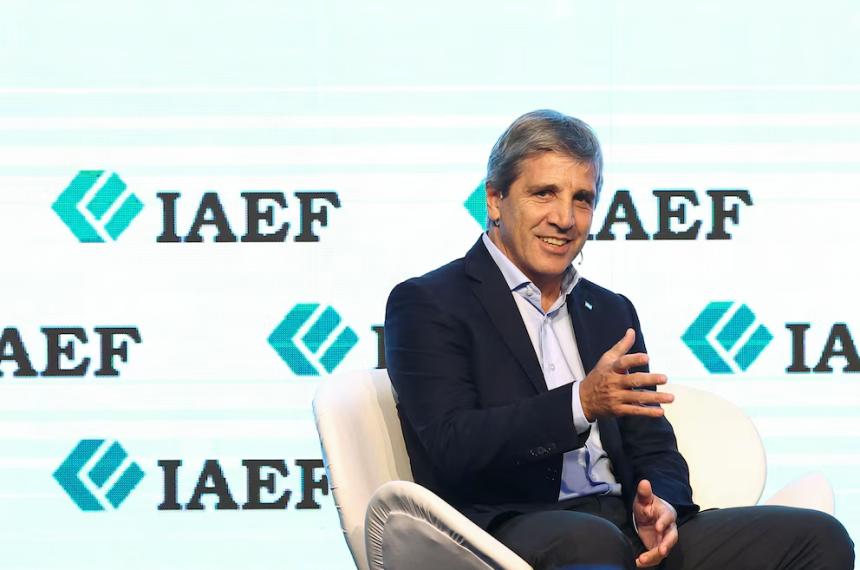 Luis Caputo detalló la estrategia para cubrir los vencimientos de deuda en el corto y mediano plazo sin acudir a los mercados internacionales